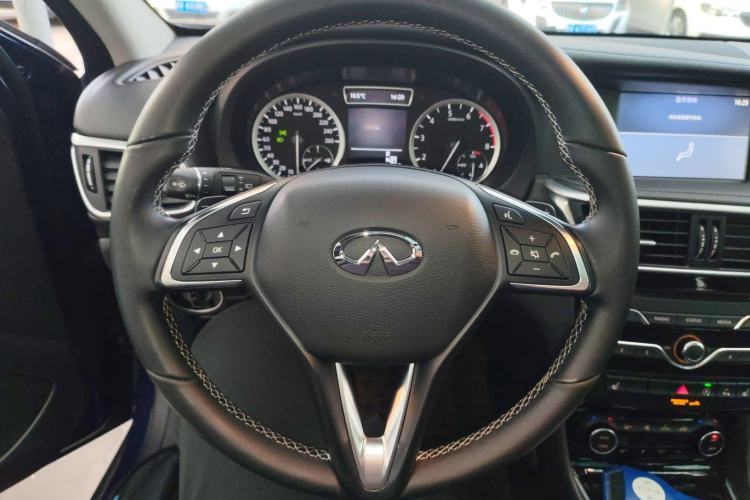 Used Infiniti QX30 2017 1.6T Two-Wheel-Drive Sport Edition Steering Wheel