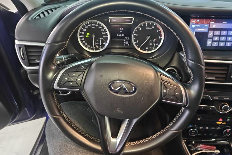 Used Infiniti QX30 2017 1.6T Two-Wheel-Drive Sport Edition Steering Wheel