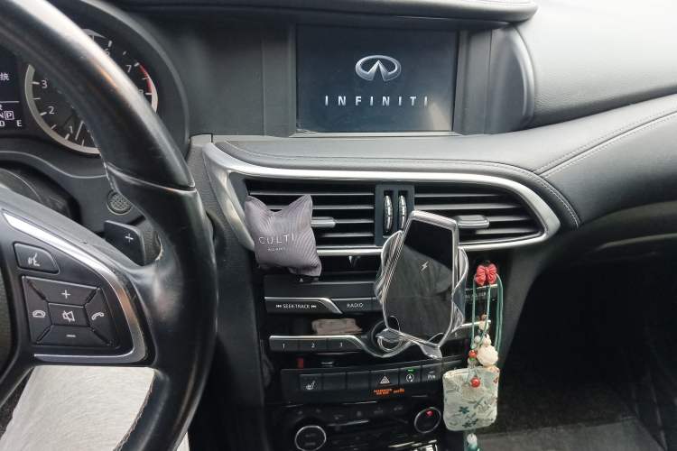 Used Infiniti QX30 2017 1.6T Two-Wheel-Drive Sport Edition Audio And AC Panel