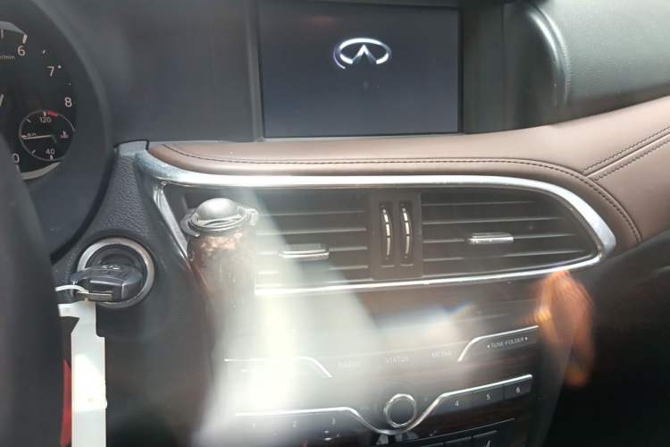 Used Infiniti QX30 2017 1.6T Two-Wheel-Drive Sport Edition Audio And AC Panel
