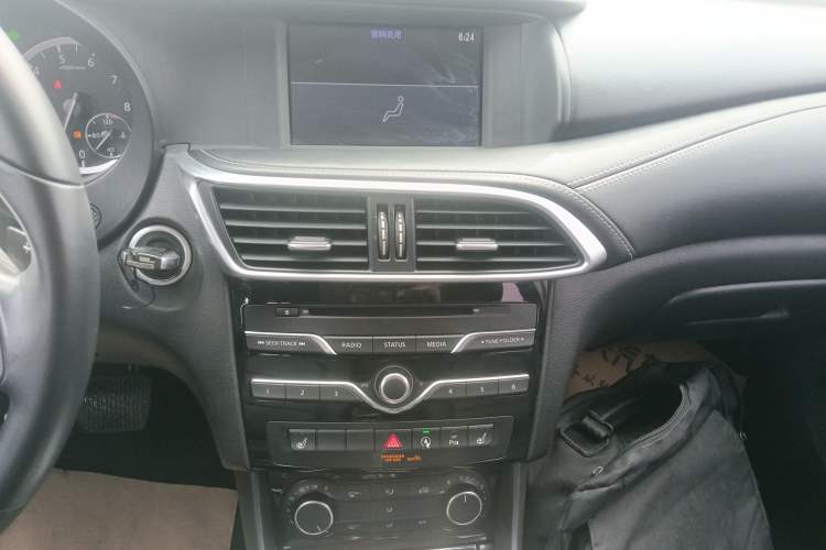 Used Infiniti QX30 2017 1.6T Two-Wheel Drive Fashion Edition Audio And AC Panel