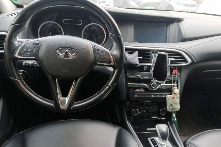 Used Infiniti QX30 2017 1.6T Two-Wheel-Drive Sport Edition Center Console