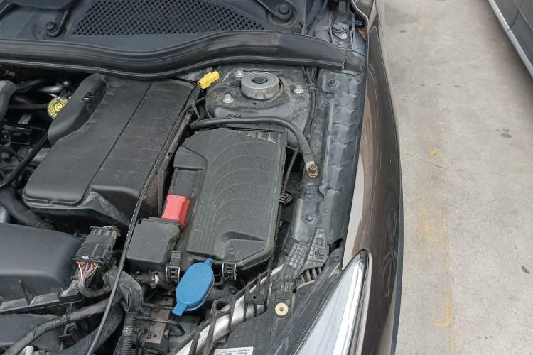 Used Infiniti QX30 2017 1.6T Two-Wheel-Drive Sport Edition Engine Bay Left