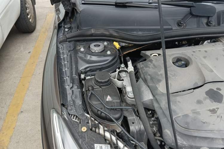 Used Infiniti QX30 2017 1.6T Two-Wheel-Drive Sport Edition Engine Bay Right