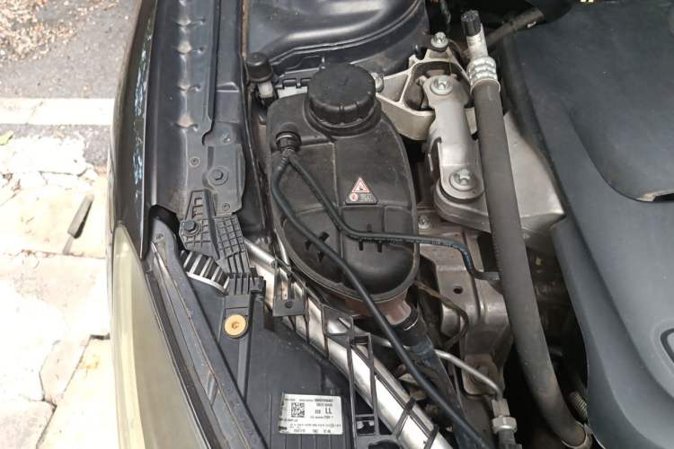 Used Infiniti QX30 2017 1.6T Two-Wheel-Drive Sport Edition Engine Bay Right
