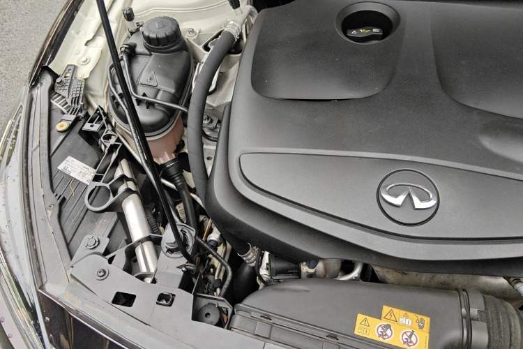 Used Infiniti QX30 2017 1.6T Two-Wheel-Drive Sport Edition Engine Bay Right