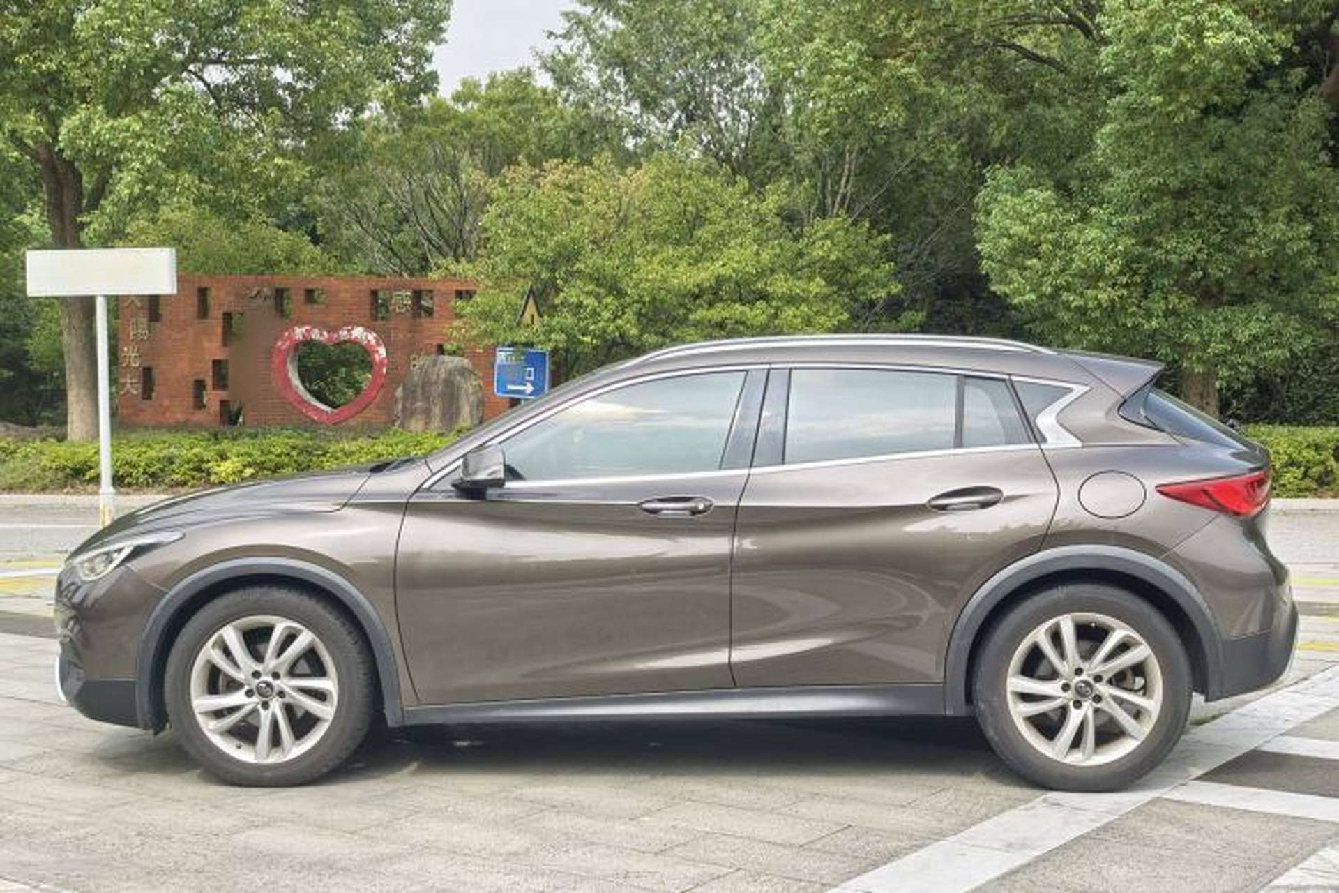 Used Infiniti QX30 2017 1.6T Two-Wheel Drive Fashion Edition Exterior 3