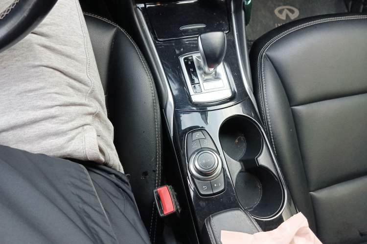 Used Infiniti QX30 2017 1.6T Two-Wheel-Drive Sport Edition Gear Lever