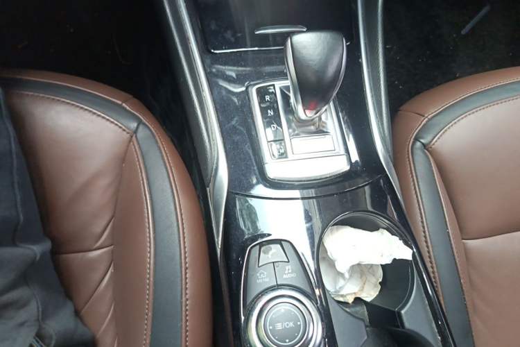 Used Infiniti QX30 2017 1.6T Two-Wheel-Drive Sport Edition Gear Lever