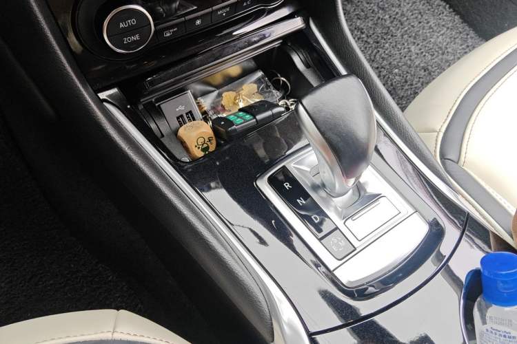 Used Infiniti QX30 2017 1.6T Two-Wheel-Drive Sport Edition Gear Lever