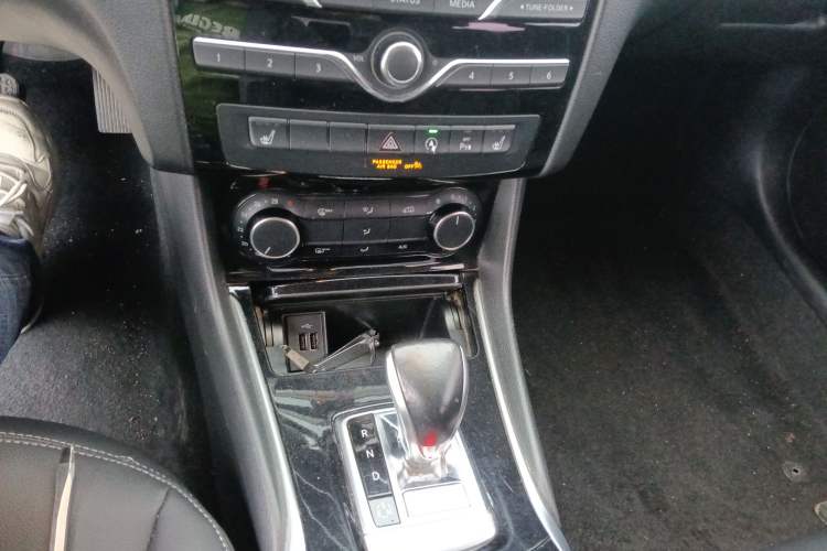 Used Infiniti QX30 2017 1.6T Two-Wheel Drive Fashion Edition Gear Lever