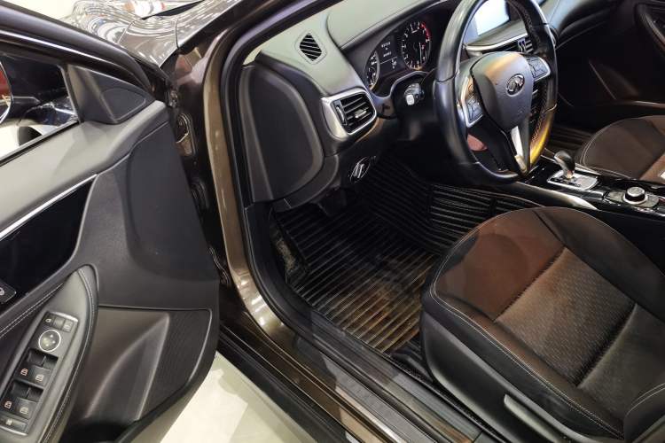 Used Infiniti QX30 2017 1.6T Two-Wheel Drive Fashion Edition Interior 2
