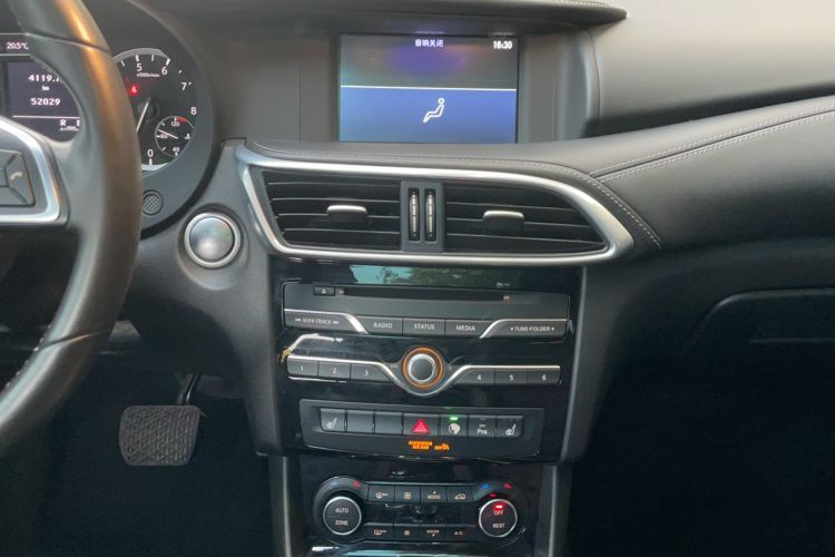 Used Infiniti QX30 2017 2.0T Four-Wheel Drive Sport Edition Interior 3