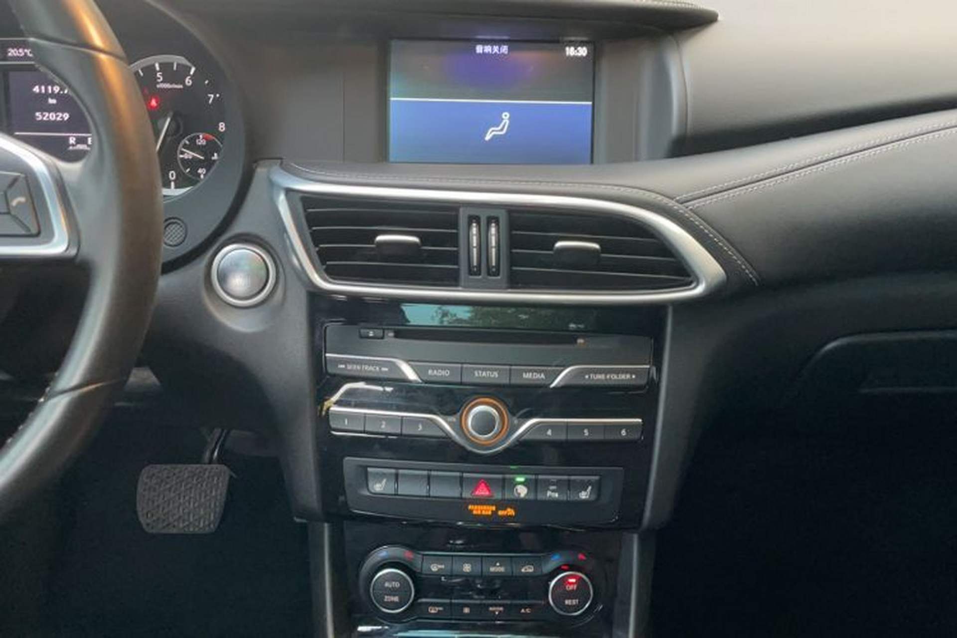 Used Infiniti QX30 2017 2.0T Four-Wheel Drive Sport Edition Interior 3