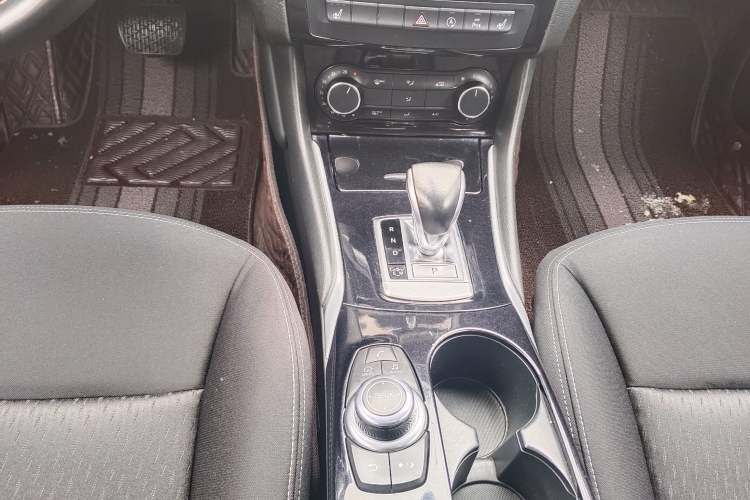 Used Infiniti QX30 2017 1.6T Two-Wheel Drive Fashion Edition Interior 4