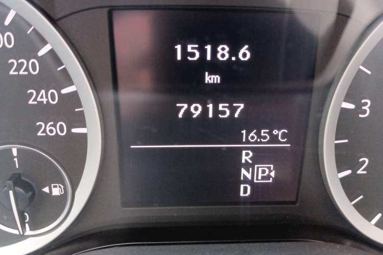 Used Infiniti QX30 2017 1.6T Two-Wheel-Drive Sport Edition Odometer Close Up