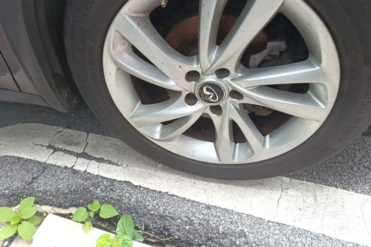 Used Infiniti QX30 2017 1.6T Two-Wheel-Drive Sport Edition Right Front Wheel Hub