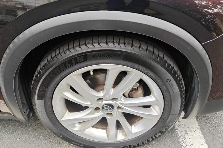 Used Infiniti QX30 2017 1.6T Two-Wheel-Drive Sport Edition Right Front Wheel Hub