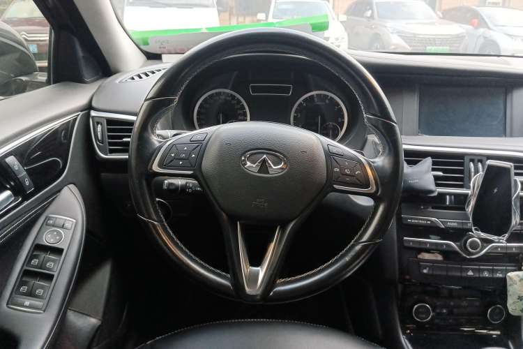 Used Infiniti QX30 2017 1.6T Two-Wheel-Drive Sport Edition Steering Wheel