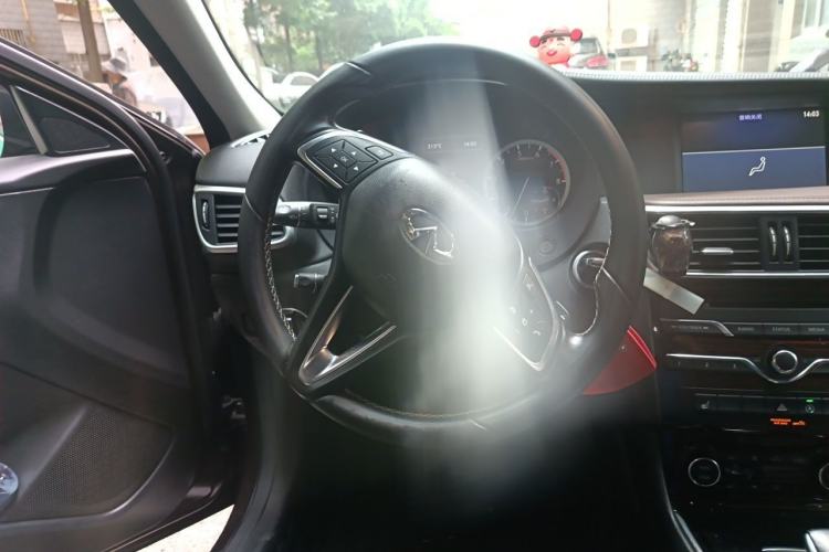 Used Infiniti QX30 2017 1.6T Two-Wheel-Drive Sport Edition Steering Wheel