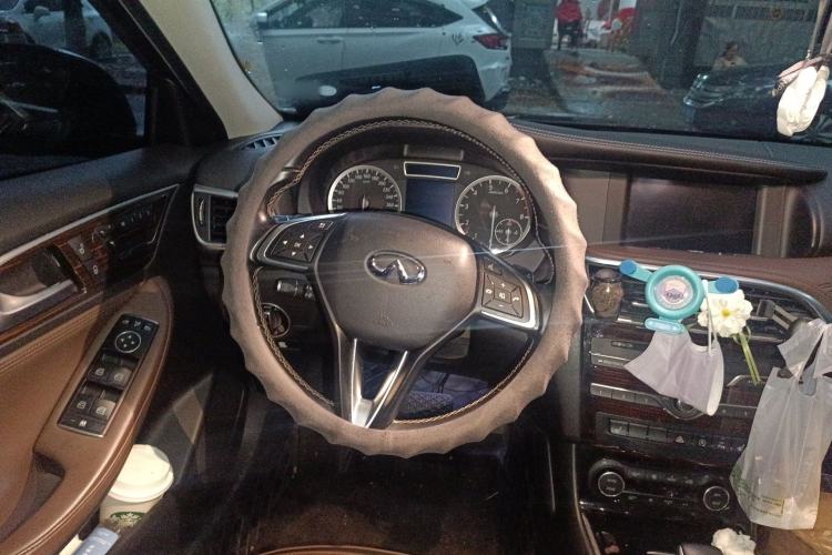 Used Infiniti QX30 2017 1.6T Two-Wheel-Drive Sport Edition Steering Wheel