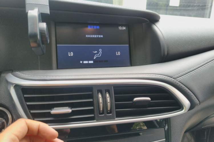 Used Infiniti QX30 2017 1.6T Two-Wheel-Drive Sport Edition Audio And AC Panel