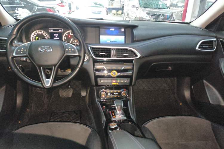 Used Infiniti QX30 2017 2.0T Four-Wheel Drive Sport Edition Center Console