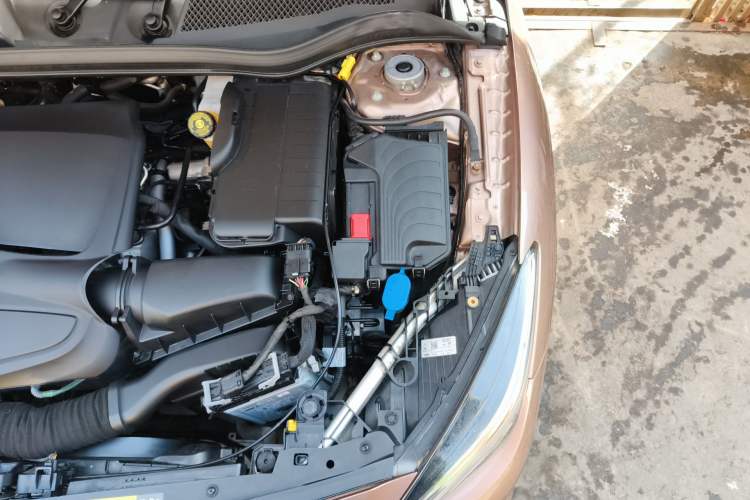 Used Infiniti QX30 2017 1.6T Two-Wheel Drive Fashion Edition Engine Bay Left