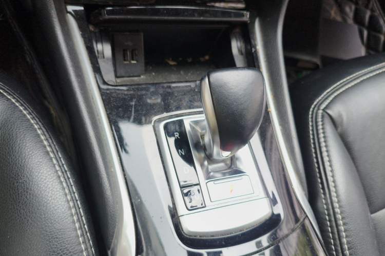 Used Infiniti QX30 2017 1.6T Two-Wheel-Drive Sport Edition Gear Lever
