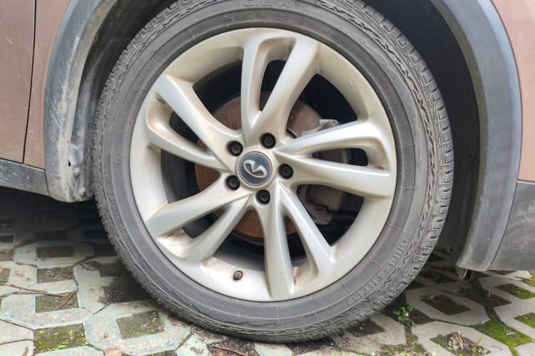Used Infiniti QX30 2017 1.6T Two-Wheel-Drive Sport Edition Right Front Wheel Hub