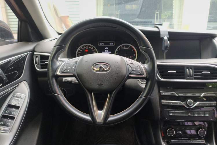 Used Infiniti QX30 2017 1.6T Two-Wheel-Drive Sport Edition Steering Wheel