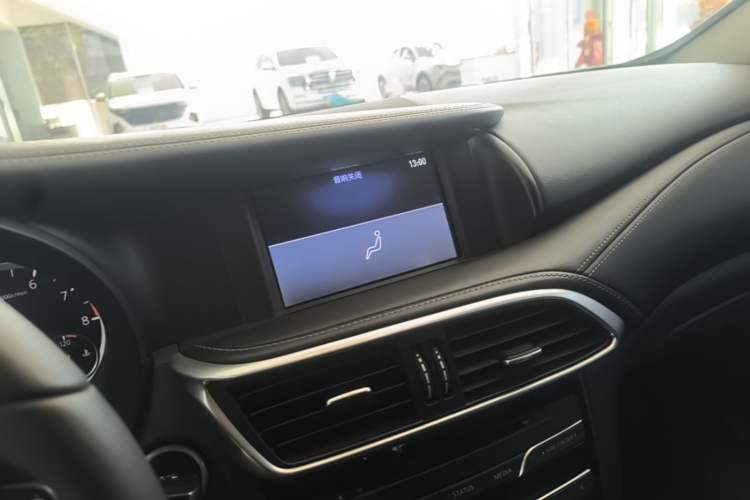 Used Infiniti QX30 2017 1.6T Two-Wheel Drive Fashion Edition Audio And AC Panel