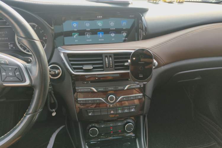 Used Infiniti QX30 2017 2.0T Four-Wheel Drive Sport Edition Audio And AC Panel