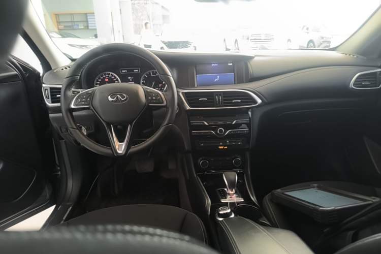 Used Infiniti QX30 2017 1.6T Two-Wheel Drive Fashion Edition Center Console
