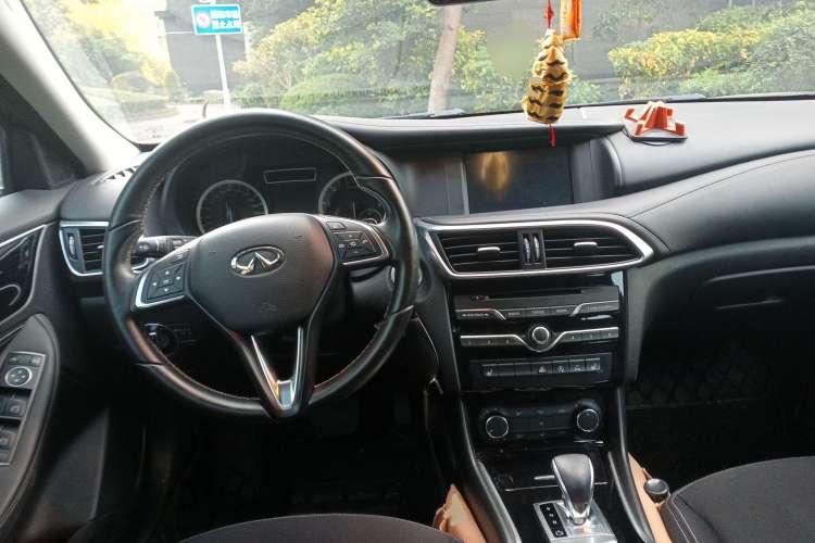 Used Infiniti QX30 2017 2.0T Four-Wheel Drive Fashion Edition Center Console