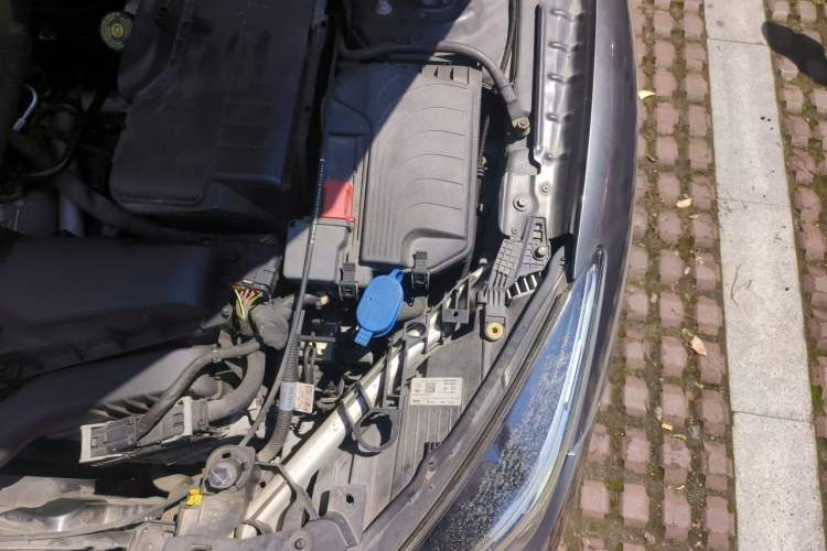 Used Infiniti QX30 2017 1.6T Two-Wheel-Drive Sport Edition Engine Bay Left
