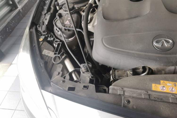 Used Infiniti QX30 2017 2.0T Four-Wheel Drive Sport Edition Engine Bay Right