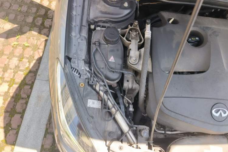 Used Infiniti QX30 2017 1.6T Two-Wheel-Drive Sport Edition Engine Bay Right