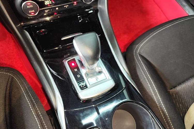 Used Infiniti QX30 2017 1.6T Two-Wheel-Drive Sport Edition Gear Lever