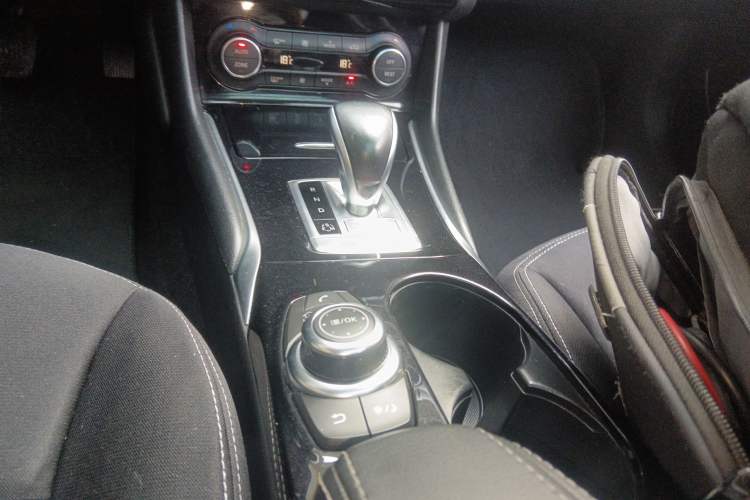 Used Infiniti QX30 2017 1.6T Two-Wheel-Drive Sport Edition Gear Lever