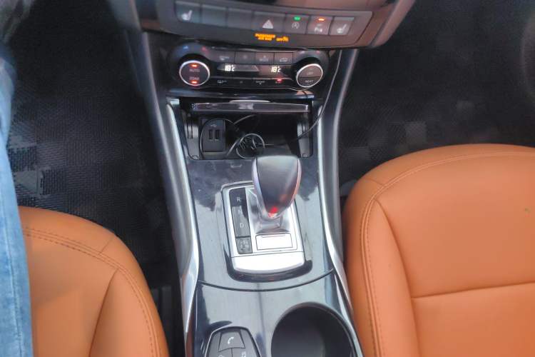 Used Infiniti QX30 2017 1.6T Two-Wheel-Drive Sport Edition Gear Lever