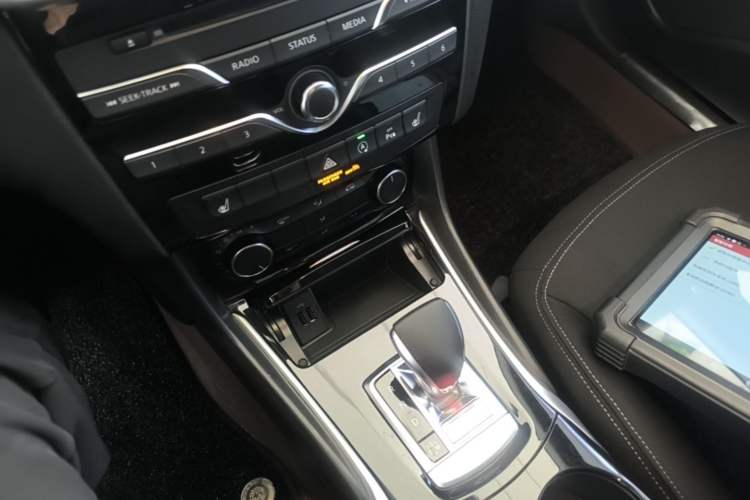 Used Infiniti QX30 2017 1.6T Two-Wheel Drive Fashion Edition Gear Lever