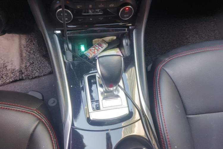 Used Infiniti QX30 2017 1.6T Two-Wheel-Drive Sport Edition Gear Lever