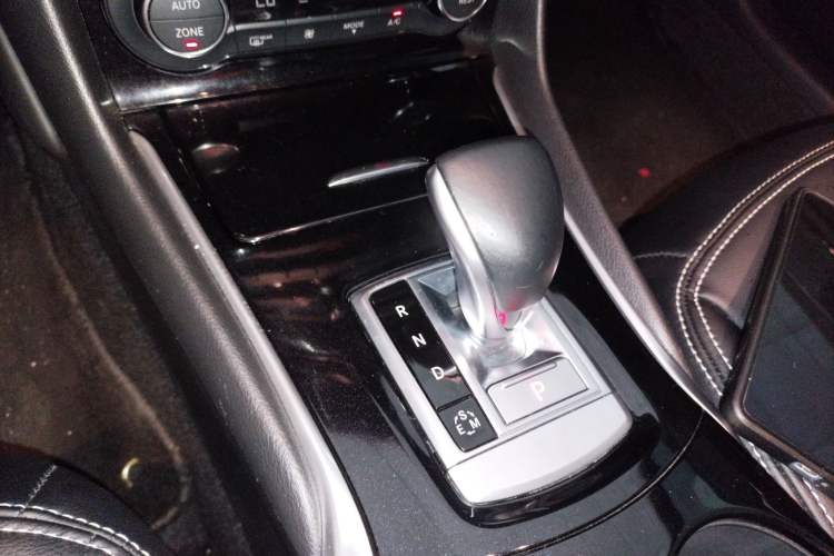 Used Infiniti QX30 2017 1.6T Two-Wheel-Drive Sport Edition Gear Lever