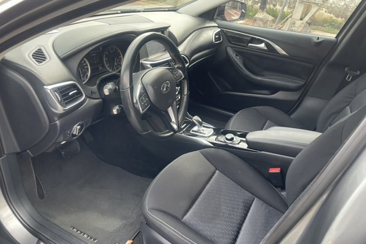 Used Infiniti QX30 2017 1.6T Two-Wheel-Drive Sport Edition Interior 10