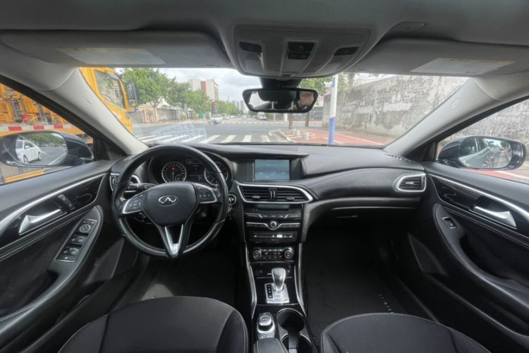 Used Infiniti QX30 2017 1.6T Two-Wheel-Drive Sport Edition Interior 11