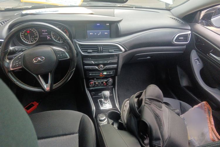 Used Infiniti QX30 2017 1.6T Two-Wheel-Drive Sport Edition Interior 2