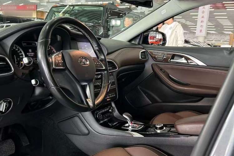 Used Infiniti QX30 2017 1.6T Two-Wheel-Drive Sport Edition Interior 2