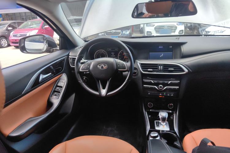 Used Infiniti QX30 2017 1.6T Two-Wheel-Drive Sport Edition Interior 2