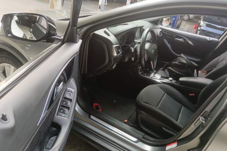 Used Infiniti QX30 2017 1.6T Two-Wheel-Drive Sport Edition Interior 3